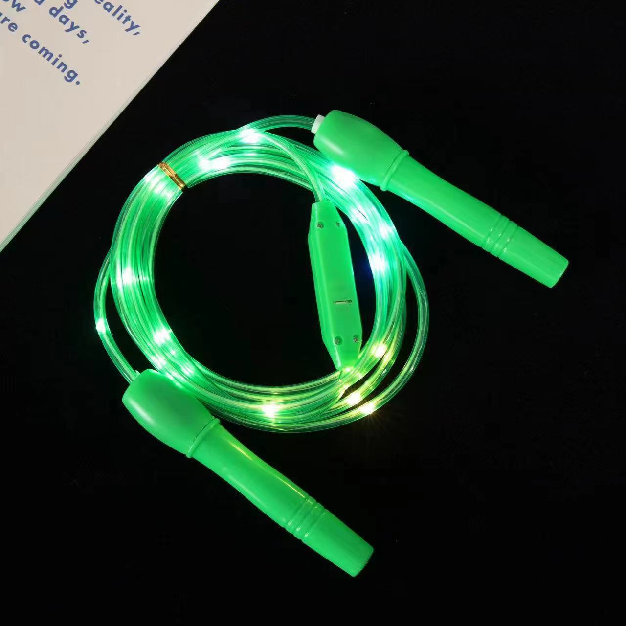 녹색을 건너 뛰는 빛나는 로프