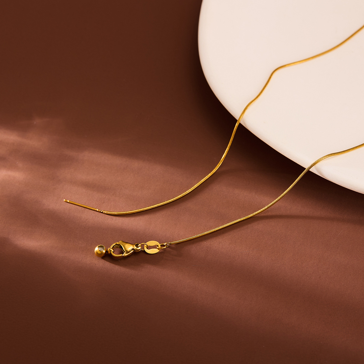 Cadena de hueso de serpiente de aguja dorada (cada uno envuelto por separado sin nudos)