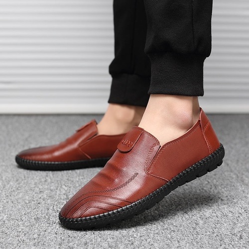 A pair of men's spring and summer new style English business casual leather shoes for men, work pinto shoes for men