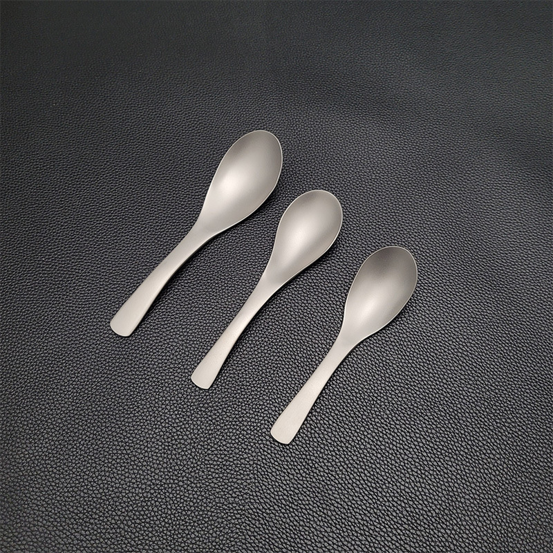304 Stainless Steel Palace Spoon Ti Titanium Purification Household Spoon Dessert Stirring Spoon Thickeneded Retro Spoon Titanium Tableware 304 Stainless Steel Palace Spoon Ti Titanium Purification Household Spoon Dessert Stirring Spoon Thickeneded Retro Spoon Titanium Tableware