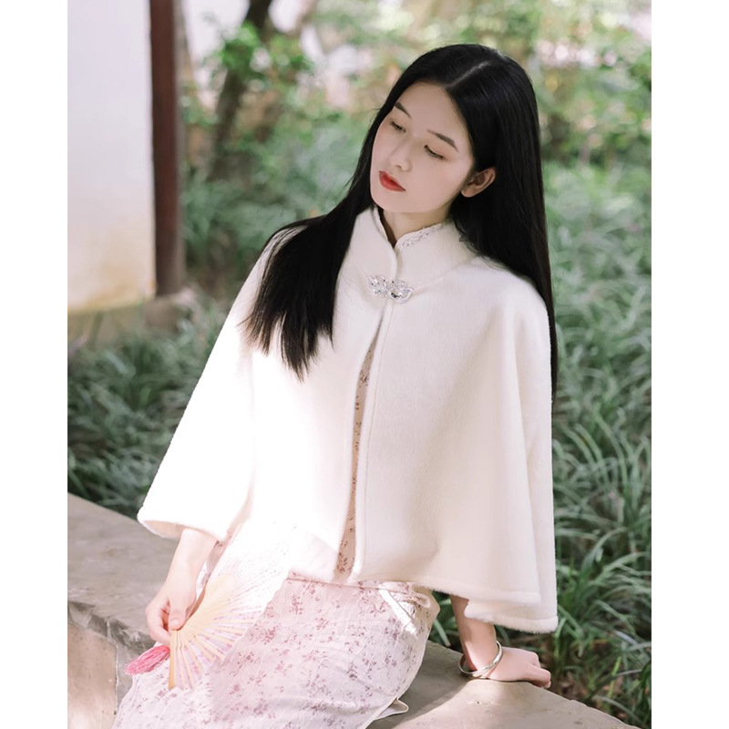 Otoño y invierno de 2024, una capa de agua de color universal con una capa de novia y una bufalla china con un vestido de novia