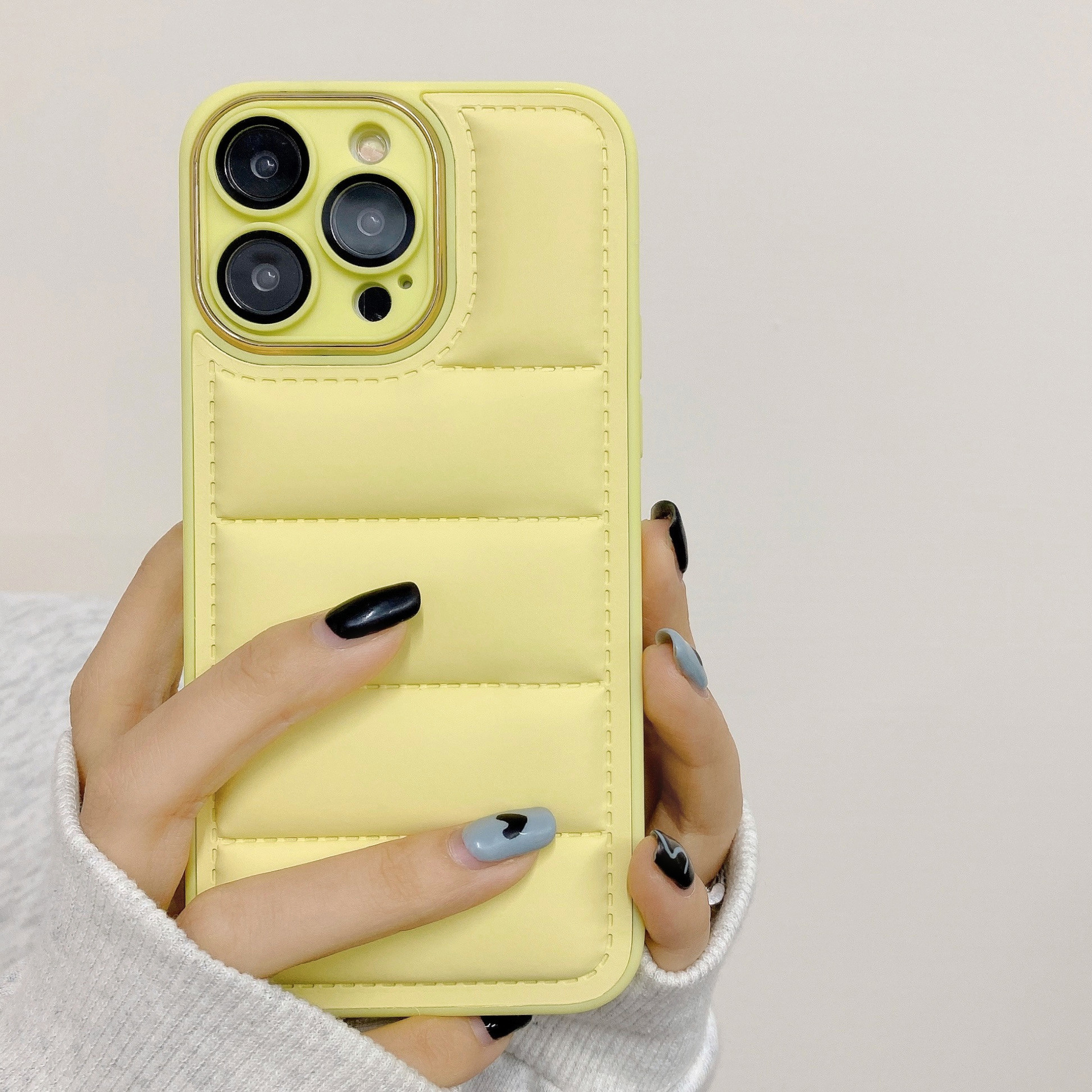 适用iPhone14Pro羽绒服手机壳自带镜头圈苹果13纯色波浪纹保护套
