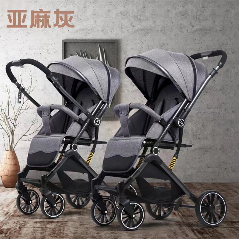 双方向の軽やかなベビーカーは、赤ちゃんに横になって旅行することができます。