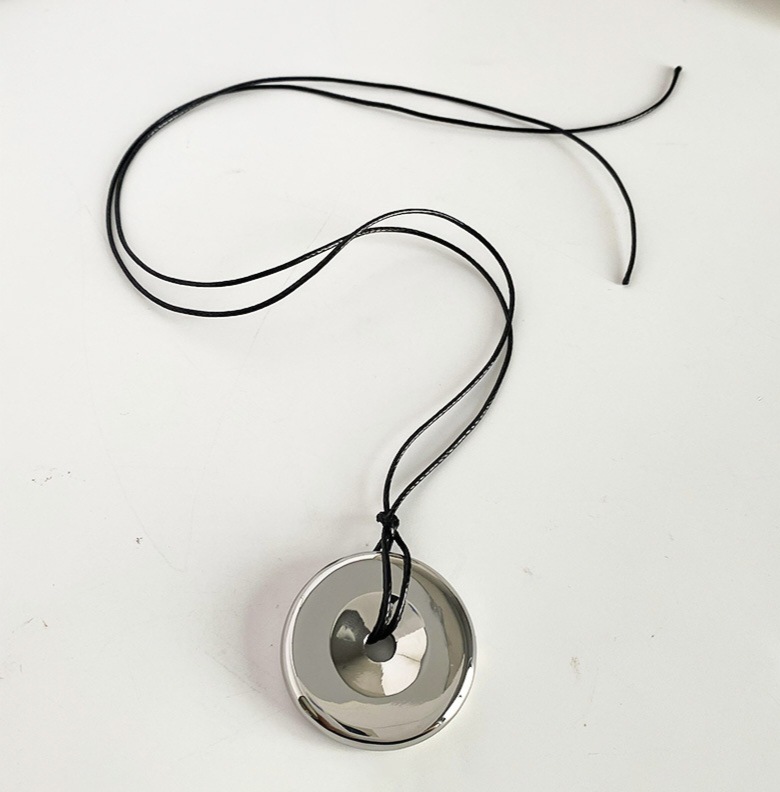 European American Niche Design Fashionable Black Leather Cord Water Bottle/ring Pendant With A Modern Texture For Men_voghion.com