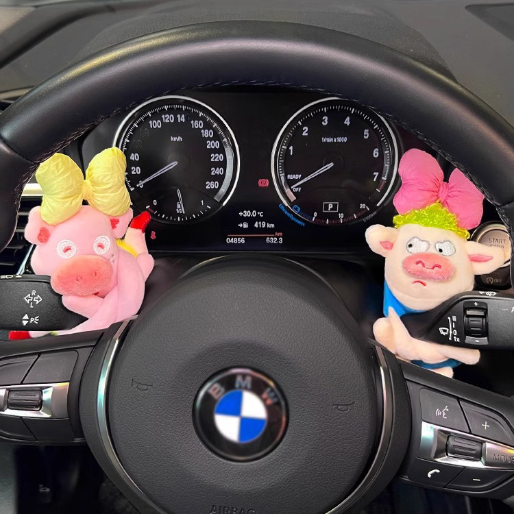 Decoración de bloque de coche lindo muñeco de cerdo muñeco coche luz de dirección limpiaparabrisas felpa interior de coche adorno femenino