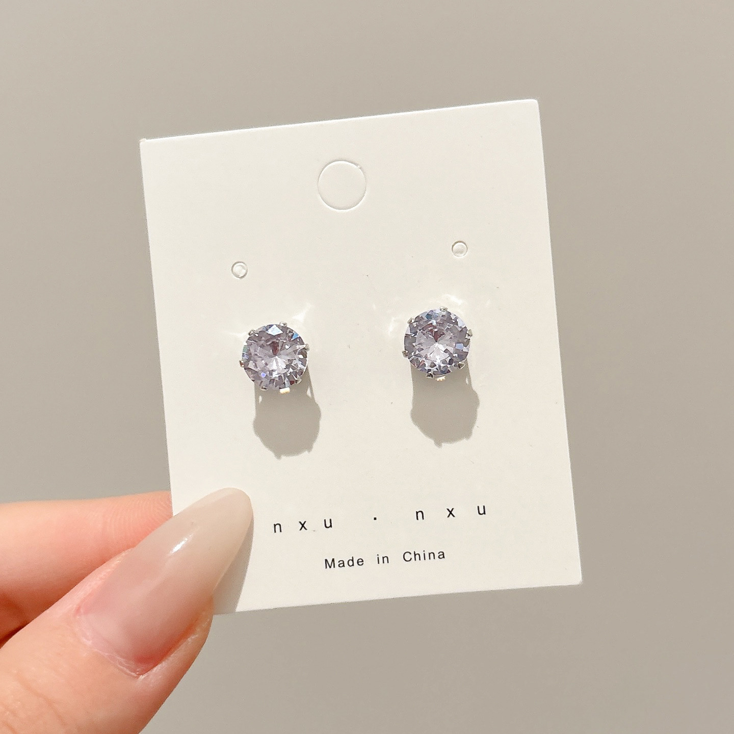 Pendientes de aro lisos para mujer, lujo ligero, pendientes de alta gama, pendientes populares, aretes de diseño exclusivo, aretes de otoño e invierno al por mayor