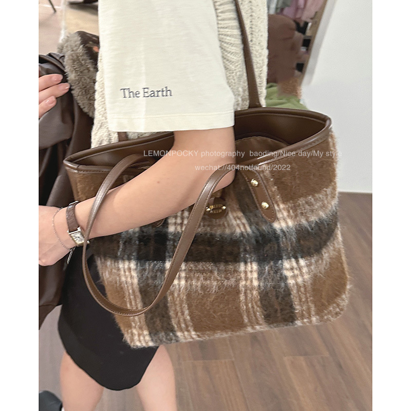 Koreanische High-End-Version mit hoher Kapazität, tragbar für Damen 2023, modische Umhängetasche aus Wollkaro_voghion.com