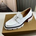 Metal buckle sleeve with white feet