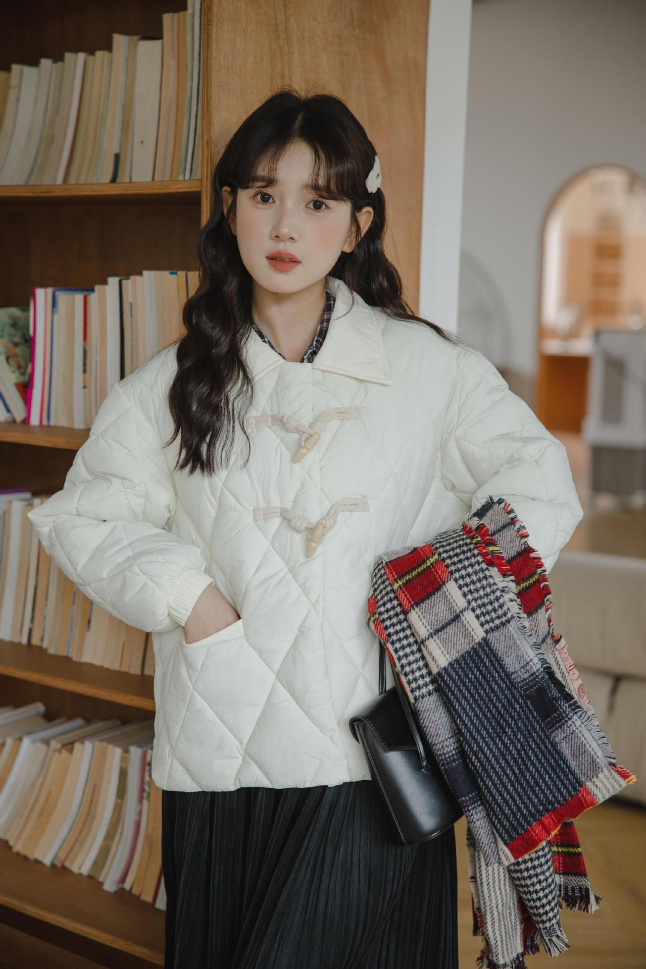 Little Women's Cotton-padded Jacket Winter Korean Style Sweet Rhombus Design Horn Button Thickened Cotton-padded Jacket