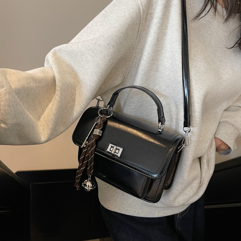 Bolsa de mano pequeña para mujeres 2024 nuevo estilo de piel de cera de aceite retro bolso de viaje de color sólido simple ocio de alta sensación bolso de mochila