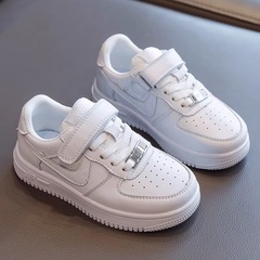 子供の運動靴2025春秋の新型の本革の白い靴の女の子の板の靴は低いです。