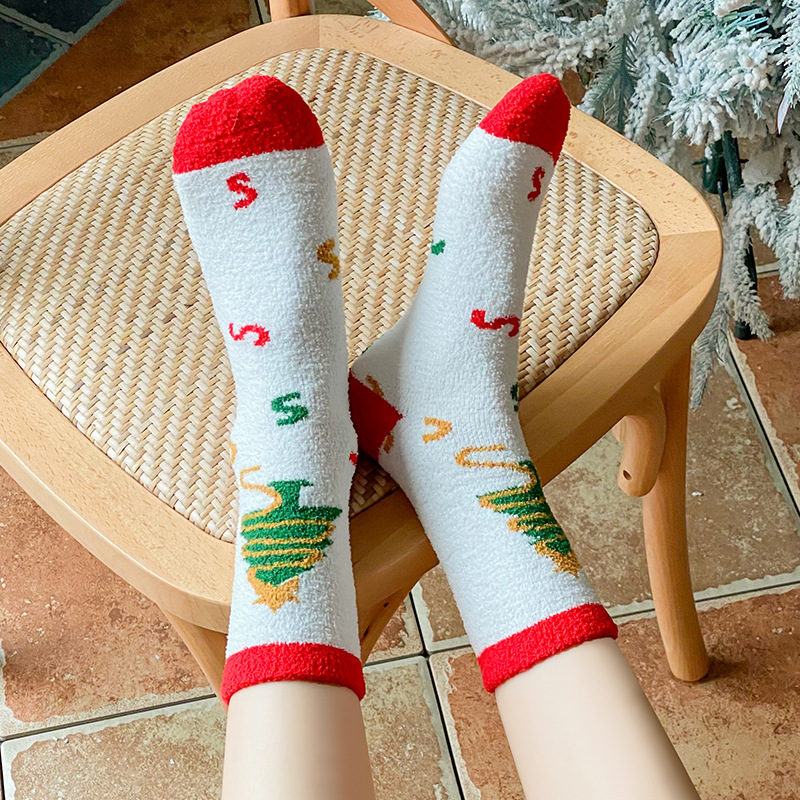 Nuevos calcetines rectos de terciopelo bilaterales de Navidad para mujer transfronterizos Otoño e Invierno Muñeco de nieve recto para mujer Calcetines navideños de media pantorrilla de estilo coreano