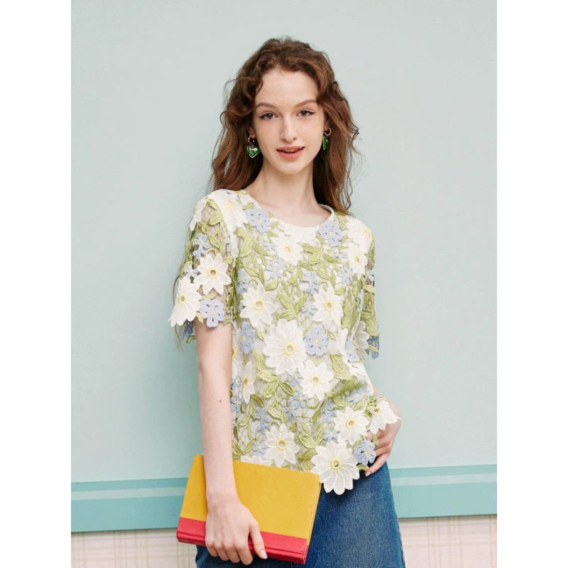 Летний топ 2025 года с дизайном, уменьшающим возраст, с тяжелой водорастворимой вышивкой в виде ромашек, в праздничном стиле с кружевными вставками
