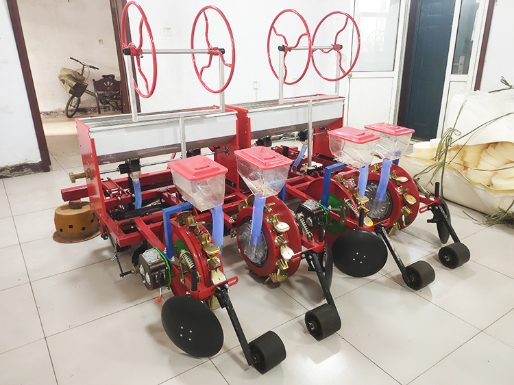 山东新型小四轮车带玉米花生铺膜播种机高粱精播机毛豆种植机