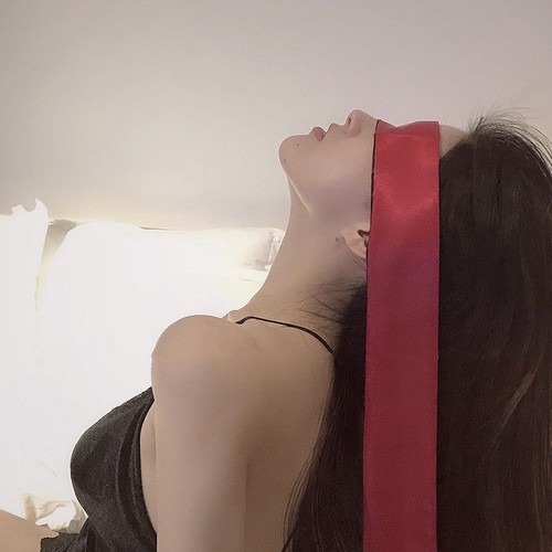 Manufacturer's imitation silk two-color eye mask love decoration binding hands red black light-shielding binding face mask flirting toy