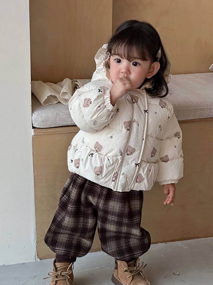 Abrigo para bebés versión coreana de ropa de invierno linda y súper linda, oso de dibujos animados de estilo occidental, grueso y cálido, ropa de algodón de salida de invierno, marea