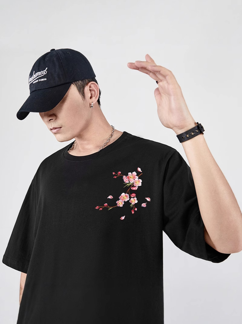 2025 primavera y verano nueva marea nacional marca de moda china suelta flor de ciruelo bordado camiseta de manga corta pareja masculina media manga de verano