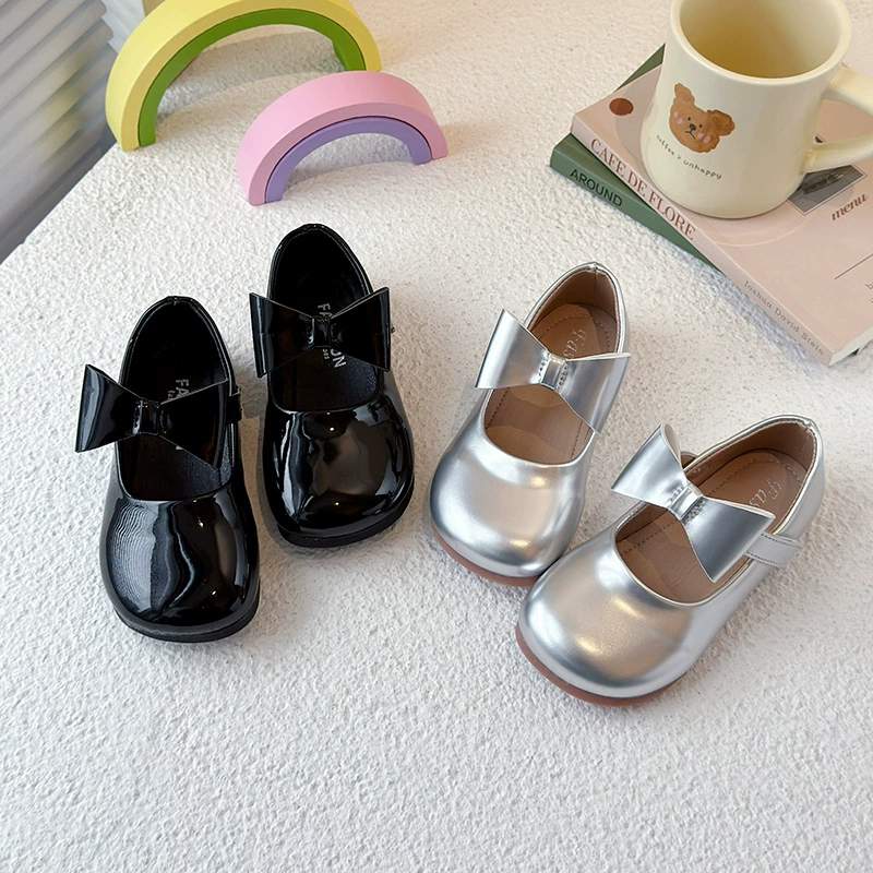 Маленькие кожаные туфли для девочек иностранного газа 2025 новая весна и осень