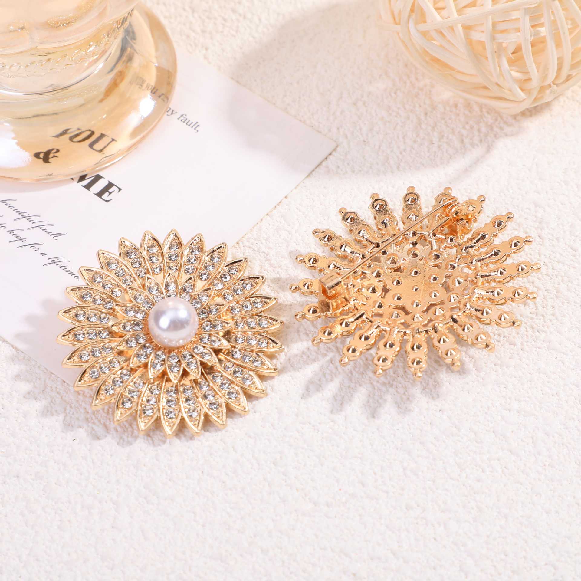 Spilla a fiore con perla e diamanti per giacca da donna_voghion.com