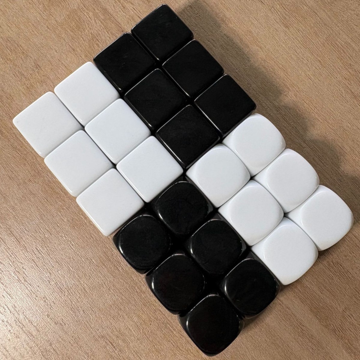 In-Stock 20mm Rounded Corner Straight Edge White and Black Solid Color Engraved Silk Screen Uv Printed Blank Glossy Dice