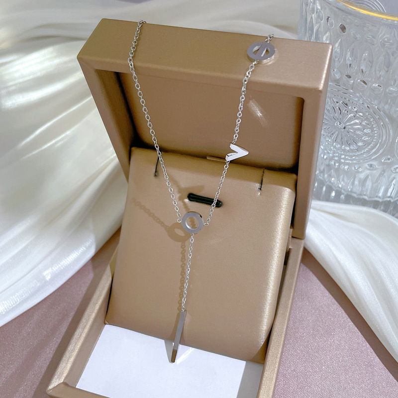 Collana minimalista in oro autentico da coppia AMORE, accessorio femminile con catena rossa con clavicola a rete_voghion.com