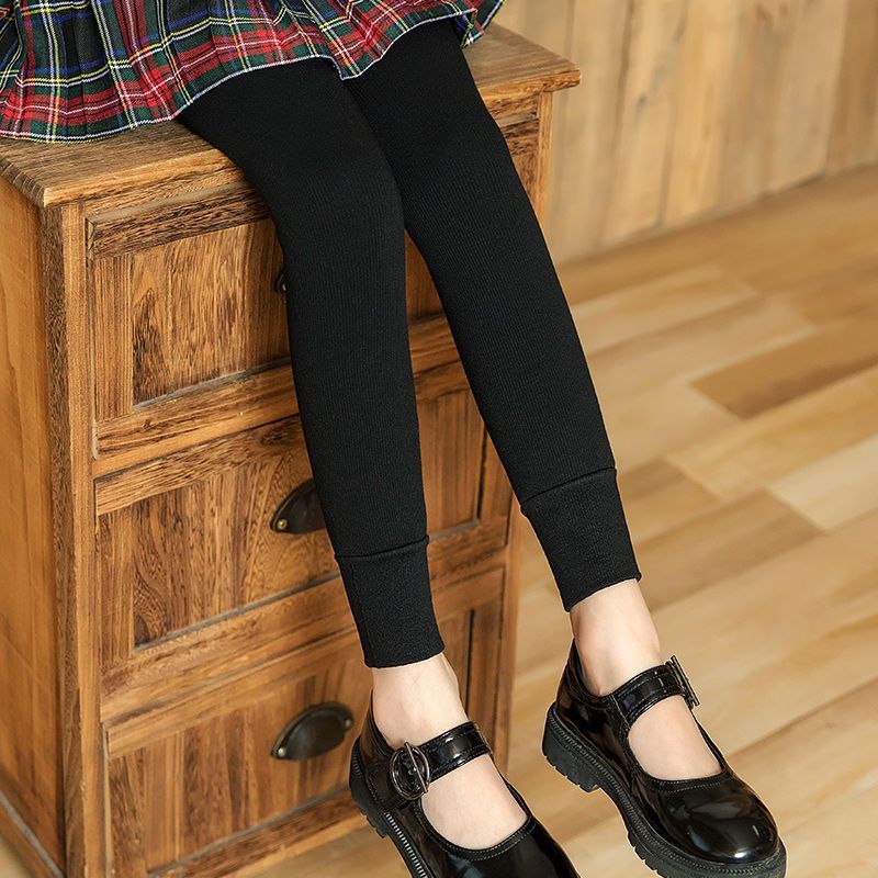 女の子の一体の毛の底のズボンとベルベットの厚い秋冬の大きい子供の縦の条のズボンの靴下の赤ちゃんの厚い毛の外は洋風を着ます。