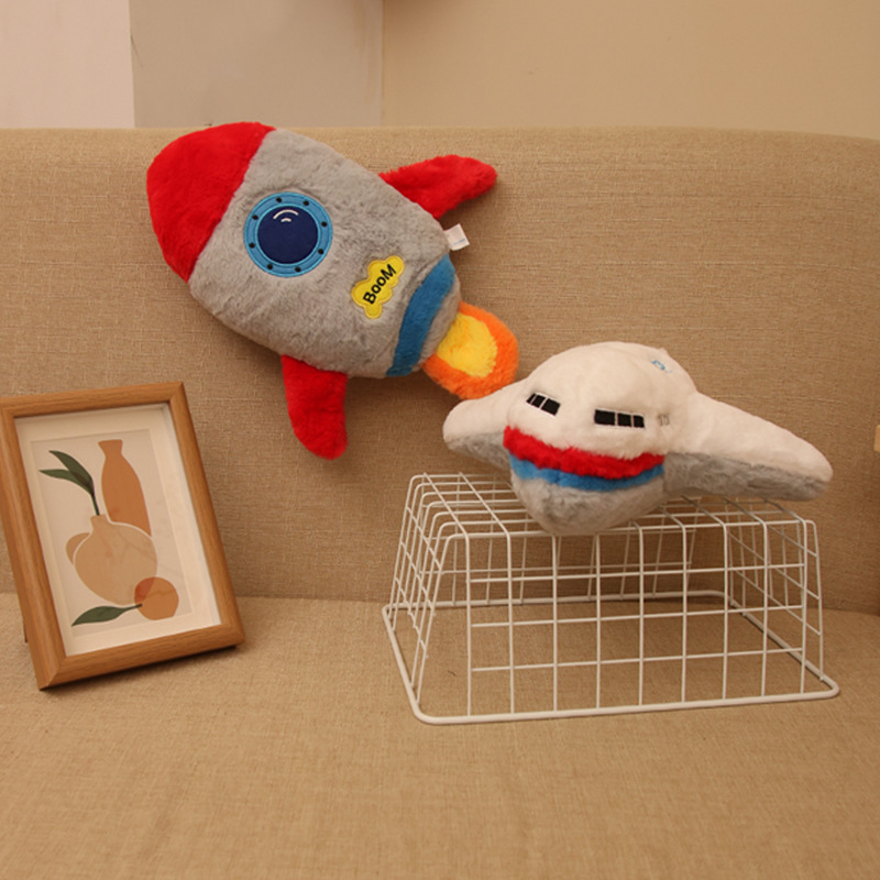 Agarra la muñeca muñeca muñeca muñeca dibujos animados avión cohete juguete de peluche niño amigo regalo de cumpleaños juguete al por mayor