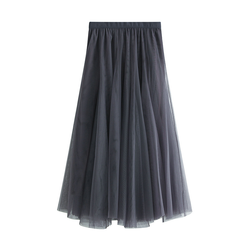 Ein High-Waist-Plisseetüll-Midirock in dunkelgrau mit gerafftem Bund und mehrlagigem, luftigen Stoff.