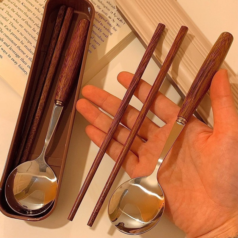 キャラメルカラーのウェンジウッド！学生向けの持ち運び可能な食器セットを備えた円筒形の木製ハンドルの箸とスプーン|undefined