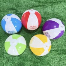 源头工厂 PVC 充气双色沙滩球可定制图案户外戏水宣传礼品批发