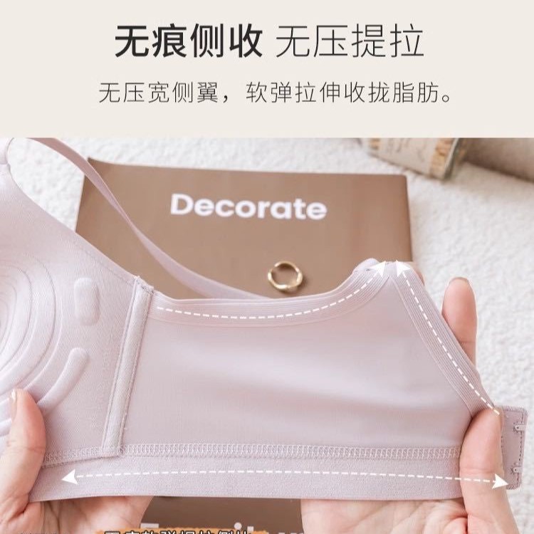 Los pechos pequeños de encaje francés muestran ropa interior de niña grande y pura