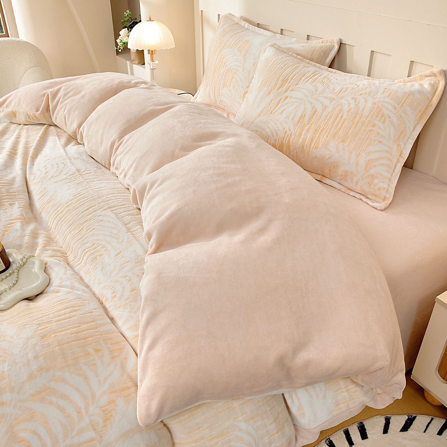 Cama de invierno con cuatro piezas de seda de leche tallado con brida gruesa sábanas de coral cubierta de seda de tres piezas