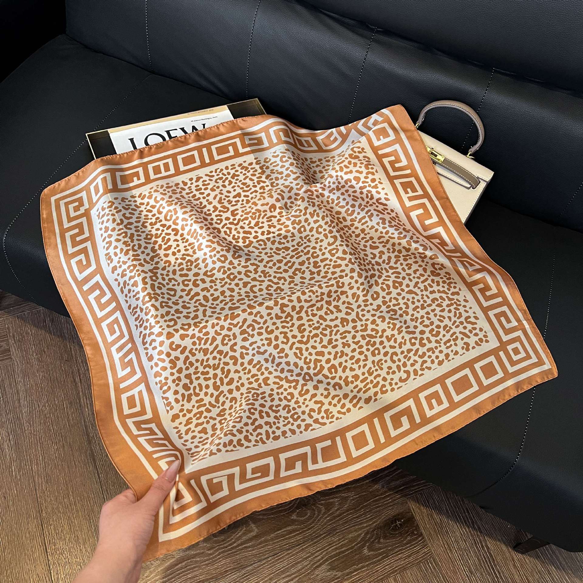 Transfronterizos nuevos bufandas de seda azul de alto nivel de seda cuadrada de simulación bufandas de moda de decoración de moda de combinación bolsa correa de pelo bufandas profesionales