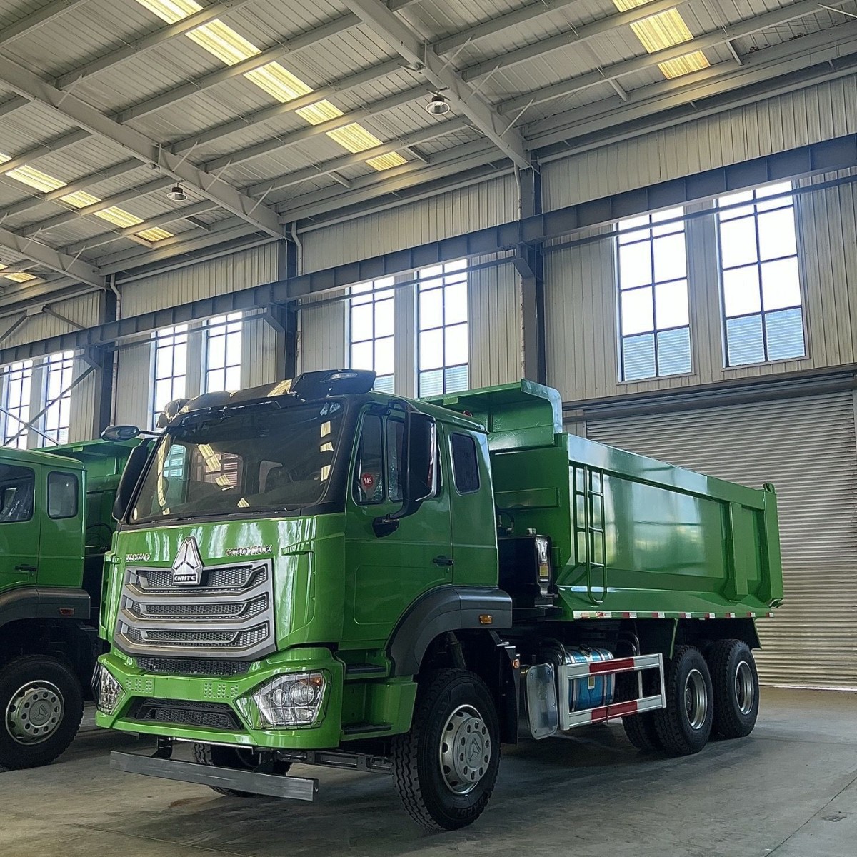 Export of Sinotruk Howo NX front-four-wheel-rear-eight-wheel dump truck, national standard II, 430 horsepower, for mining and engineering applications