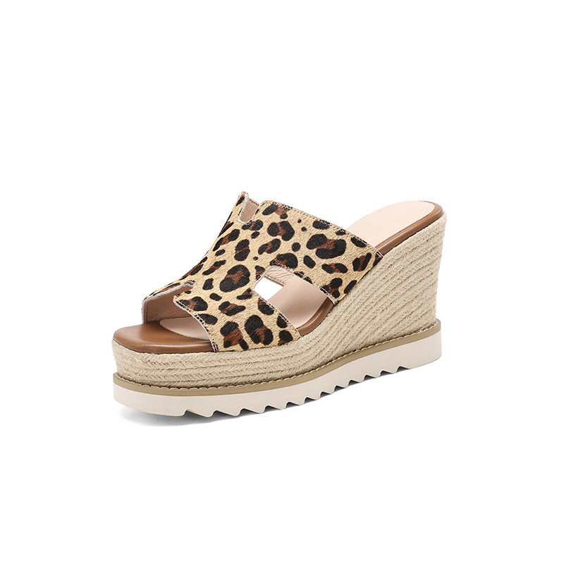 Dép sandal nữ quai ngang họa tiết da báo, đế xuồng bện rơm, gót cao 8 cm — Trang chủ