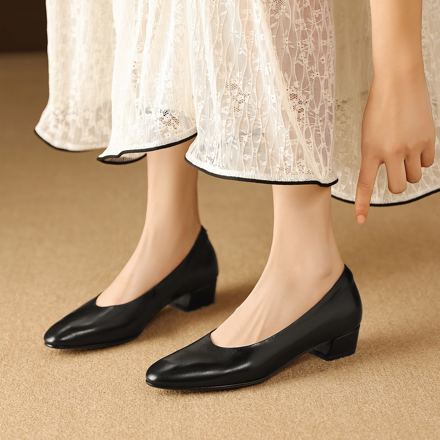Giày da cừu miệng nông gót vuông thấp 3 cm cho nữ đi làm bốn mùa — đen