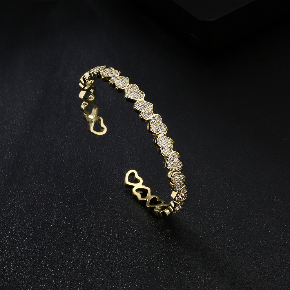 Fashion Copper-plated Gold Heart-shape Bracelet Micro-inlaid Zircon Jewelry display picture 4