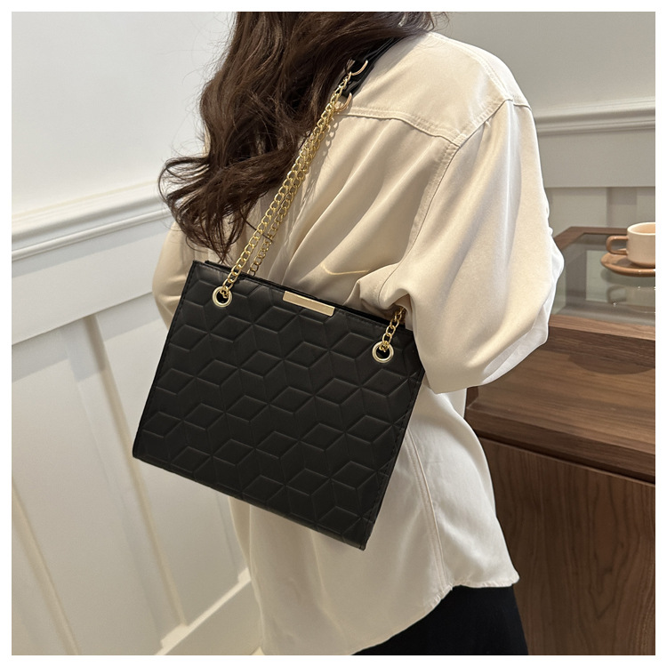 Capacious purse, one-shoulder bag, chain bag