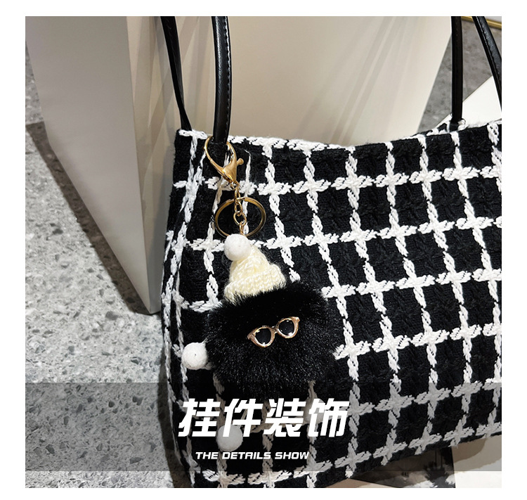 This year's popular bags are versatile for women. The 2023 new tweed bucket single-shoulder bag exudes a sense of sophistication and is a student commuting tote bag Application Scenario