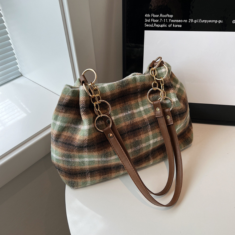 Large capacity tote female niche design, commuting outdoor travel bag, high-end casual autumn and winter new item_voghion.com
