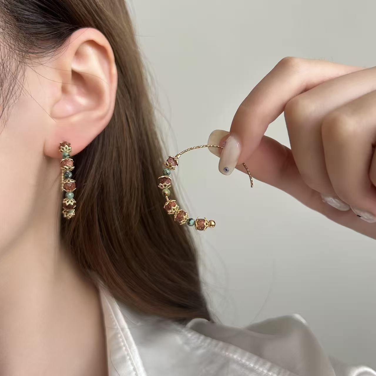 Retro fashion resort-style goldstone earrings, light luxury with a high-end feel, versatile and stylish, unique design