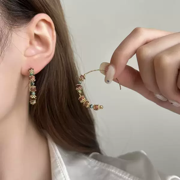 Retro fashion resort-style goldstone earrings, light luxury with a high-end feel, versatile and stylish, unique design