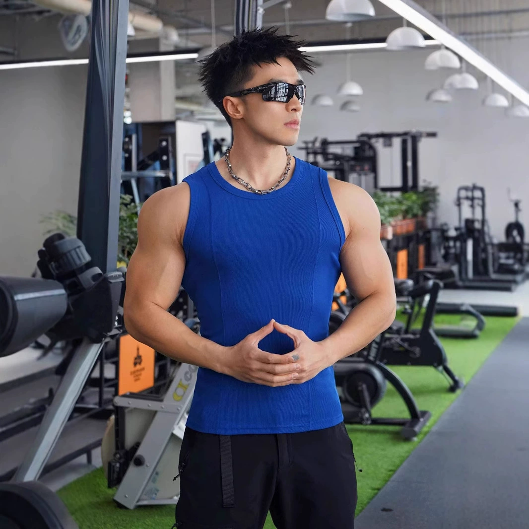 Трансграничный без рукавов показывает большой мужской летний спорт-отдых фитнес-тренинг