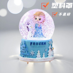 子供のプレゼントのプラスチックカバーのクロミの氷雪の女王の愛莎の水晶のボールのオルゴールの女子学生の日のプレゼントは雪が漂っています。