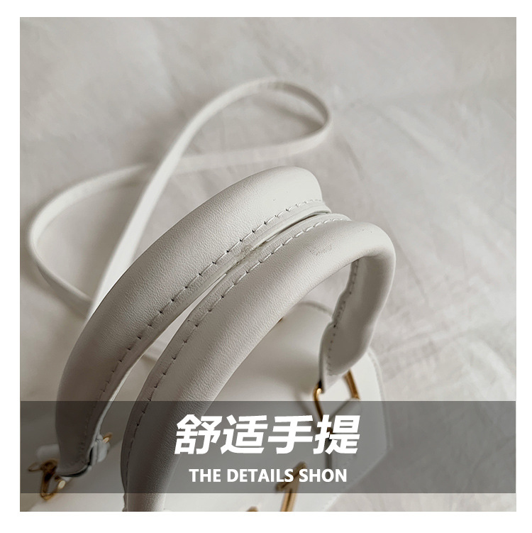 This year, trendy, fashionable and high-quality handbags are in vogue. Women's bags with stylish tassels and unique diagonal patterns are single-shoulder crossbody women's bags undefined