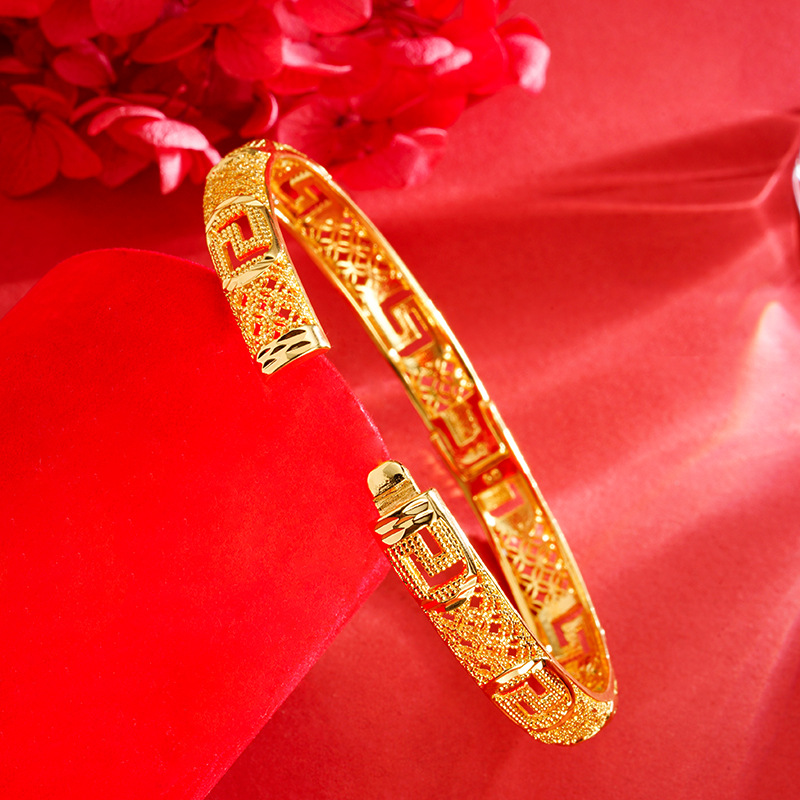Estilo chino oro hueco hebilla pulsera patrón de espalda antigua artesanía hombres y mujeres chapado en oro TikTok vivo caliente al por mayor