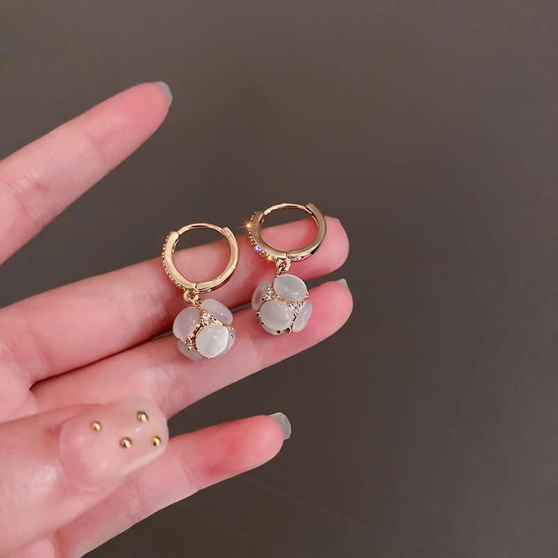Koreanische Art Einfache Opal-diamant-besetzte Hortensie Ohrringe Mode Ohrringe Personalisierte Ohrringe display picture 3