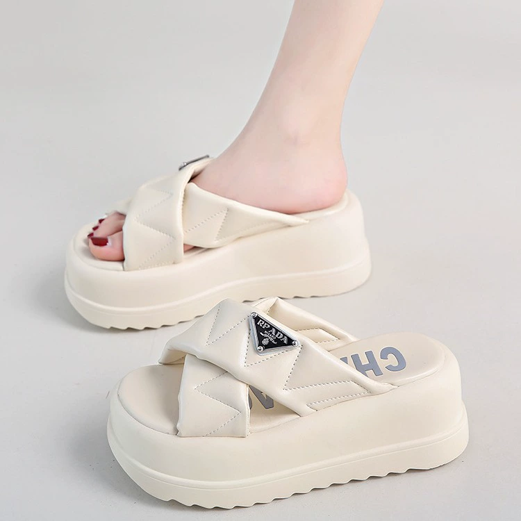 Женские летние уличные шлепанцы 2025: новая модель, увеличивающие рост, на толстой платформе, модные, как у интернет-знаменитостей, повседневные женские сандалии