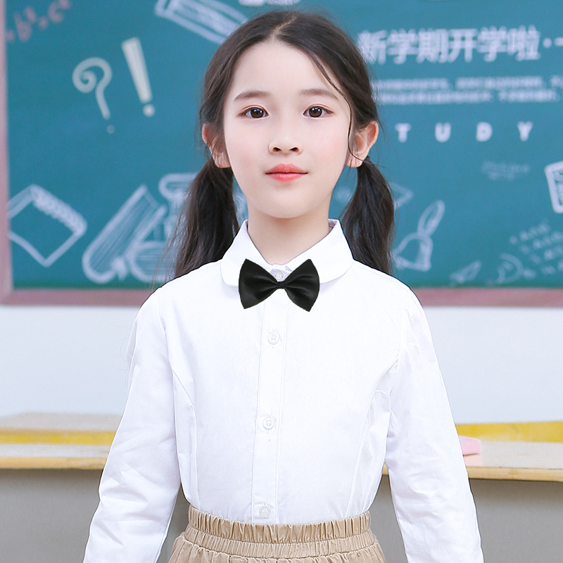 Cuello redondo blanco + pajarita negra