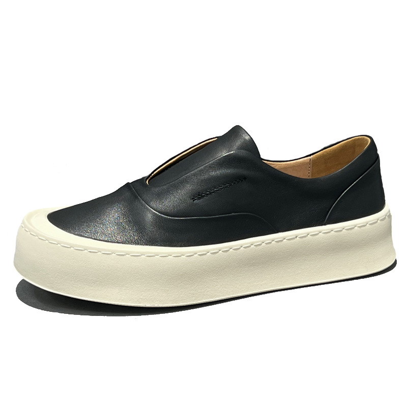Weiße Schuhe sind lässig, mit dicken Sohlen, bequeme Freizeitschuhe und leichte, luxuriöse Business-Schuhe für Herren._voghion.com